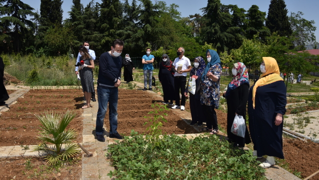 65 yaş üstü Tuzlalılardan, ihtiyaç sahiplerine organik sebze meyve şöleni