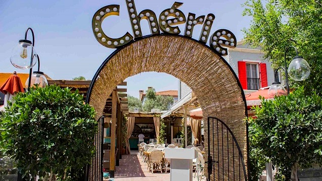  “Cherıe'de Yaşar Sahnede