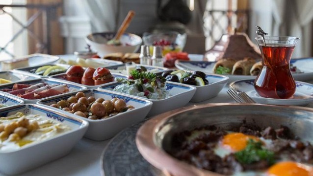 Çırağan Sarayı’nda boğaz esintili iftar ve sahur sefası 
