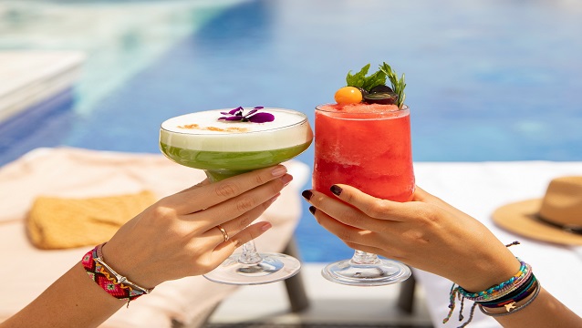 Four Seasons Hotel Bosphorus açık havuzu ve canlı programlarıyla yaz aylarının eğlenceli buluşma noktası