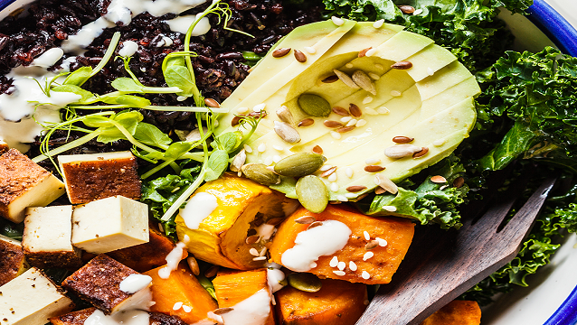 Gastronometro şeflerinden enerjisi bol Siyah Pirinçli Tofu Salatası tarifi!