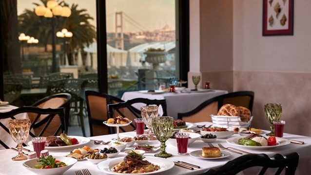 Geleneksel Borsa iftarı Çırağan Sarayı