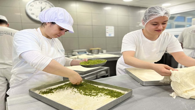 Karaköy Güllüoğlu ve Enstitü İstanbul İSMEK Kadın Baklava Ustaları Yetiştiriyor