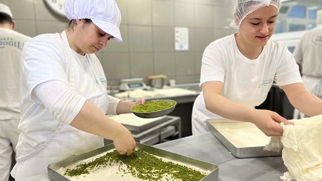 Karaköy Güllüoğlu ve Enstitü İstanbul İsmek Kadın baklava ustaları