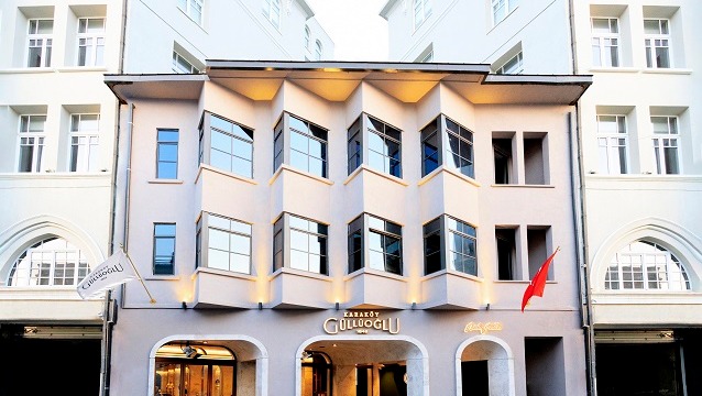 Karaköy Güllüoğlu Yeni mağazasında hizmete başladı