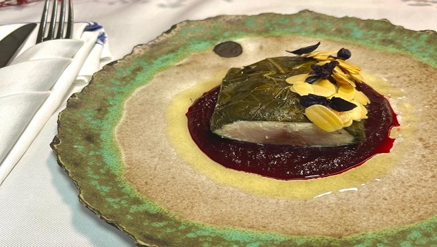 Ringa Sea Food Danışman Şef Özgür Yavuz’dan asma yaprağında palamut, reyhanlı pancar coulis