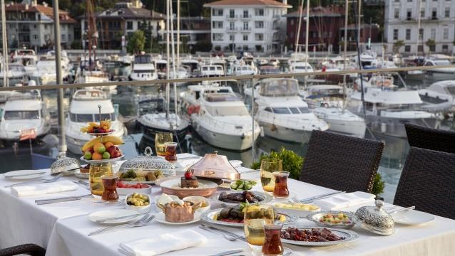 The Grand Tarabya, zengin mönüsüyle iftara bekliyor