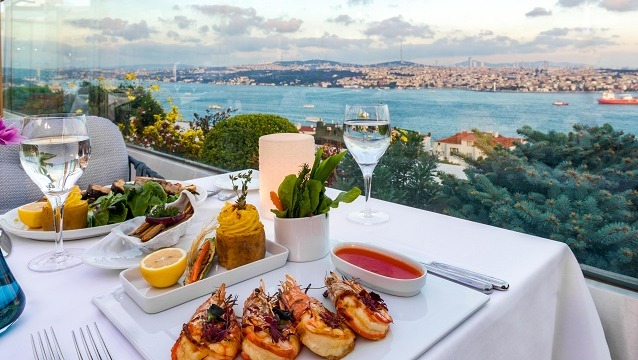  Yenilenen Izaka Terrace şehrin gözde lezzet ve eğlence adresi 