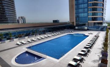 Hafta sonu havuz kaçamağı Wyndham Grand İstanbul Levent Otel’de